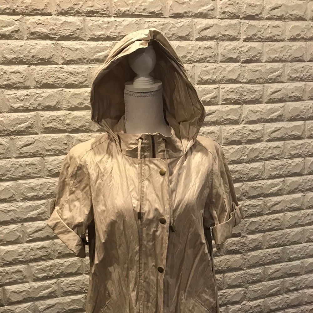 Chico’s short sleeve gold Zenergy windbreaker
